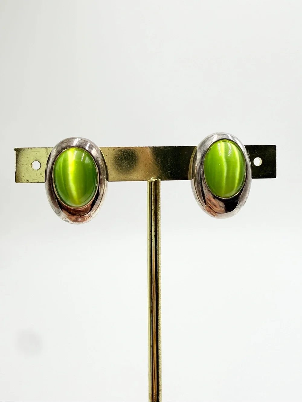 Vintage Lime Green Cat’s Eye Cabochon Oval Stud Earrings - Picture 3 of 8
